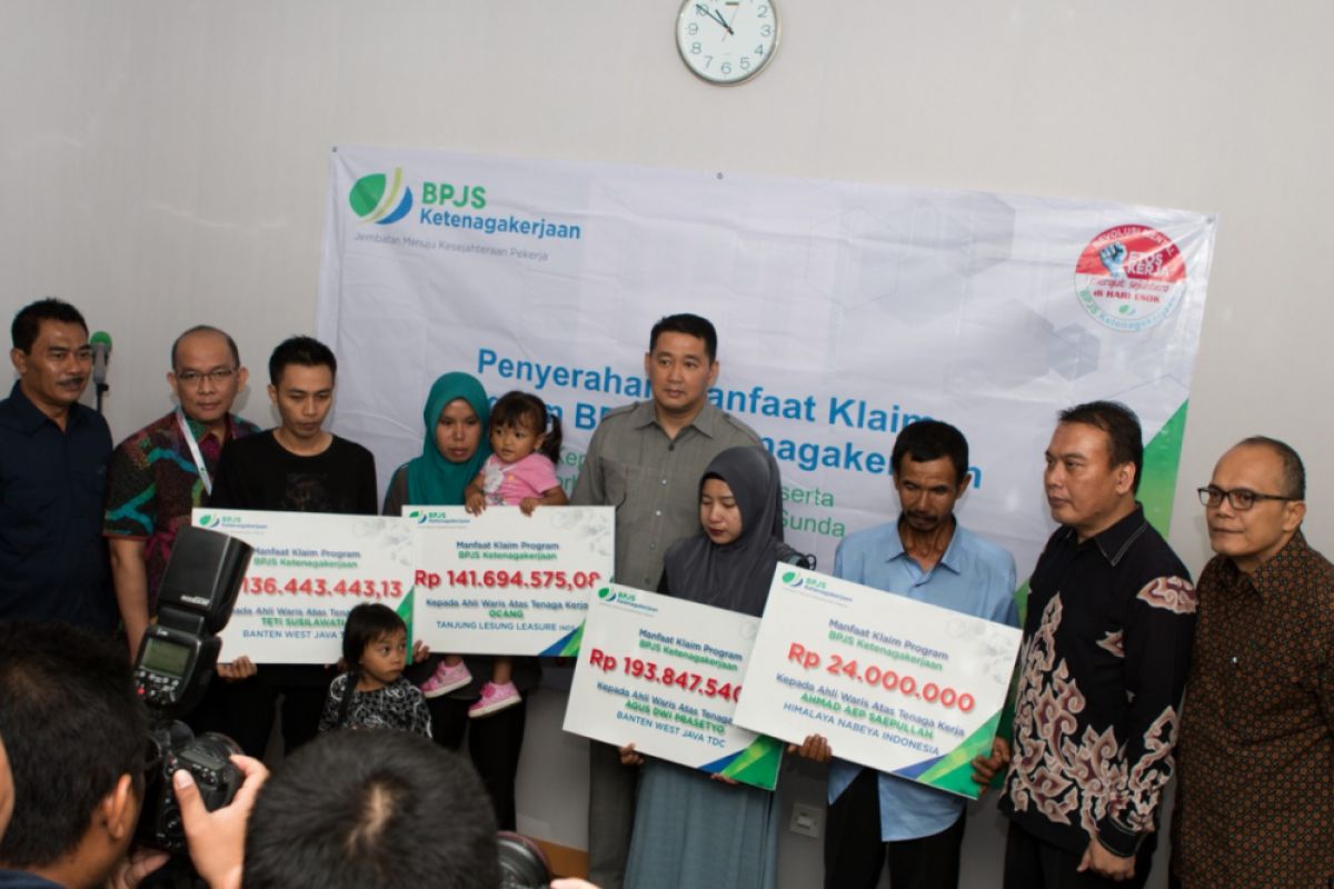 BPJS Ketenagakerjaan Serahkan Santunan 23 Korban Tsunami Banten