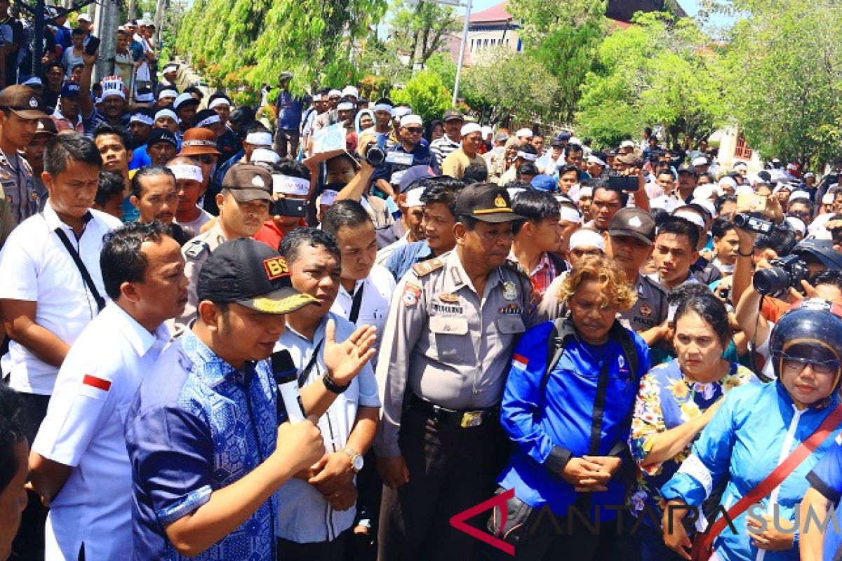 Ratusan nelayan unjuk rasa ke kantor bupati Tapteng