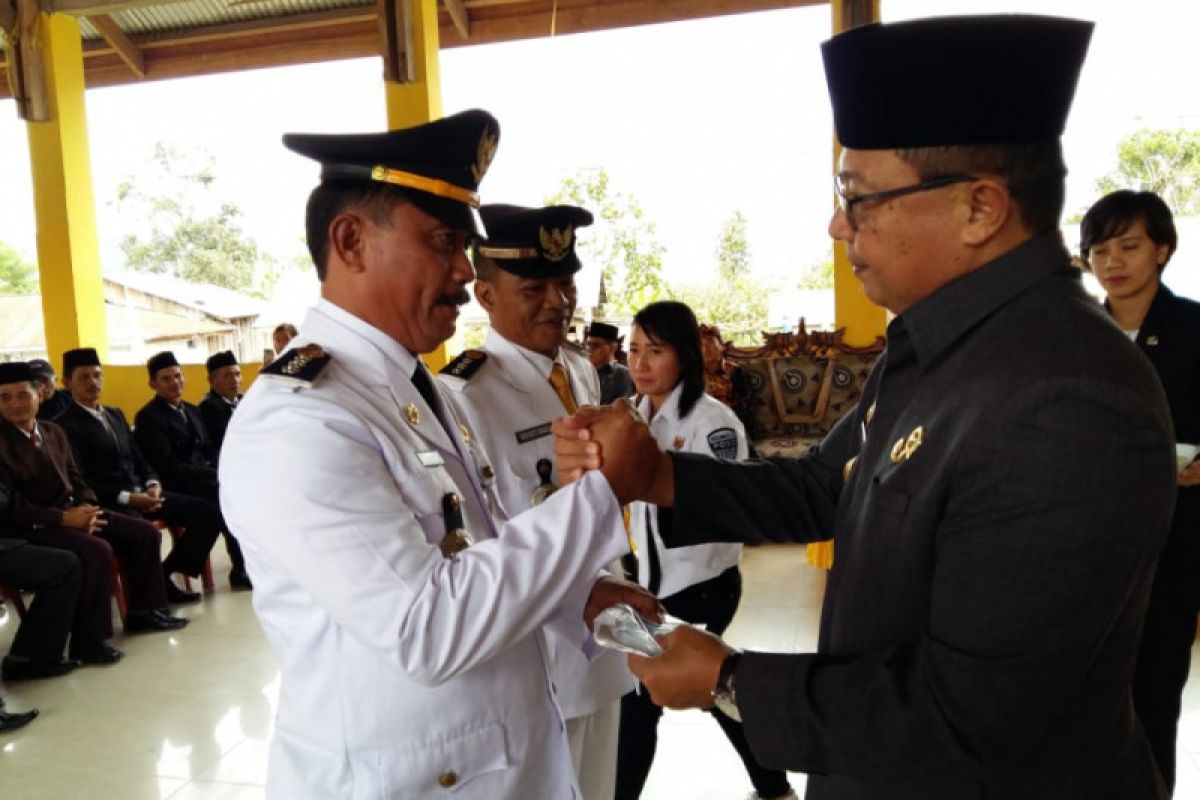 Bupati Poso lantik pejabat Eselon III dan IV di Desa Watutau