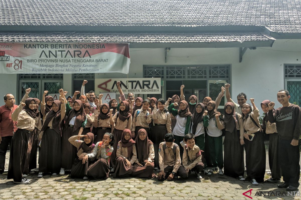 Pelajar SMPN 15 Mataram kunjungi Kantor Berita Antara