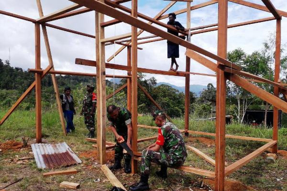 Babinsa Depare bangun rumah tokoh adat Kampung Amai