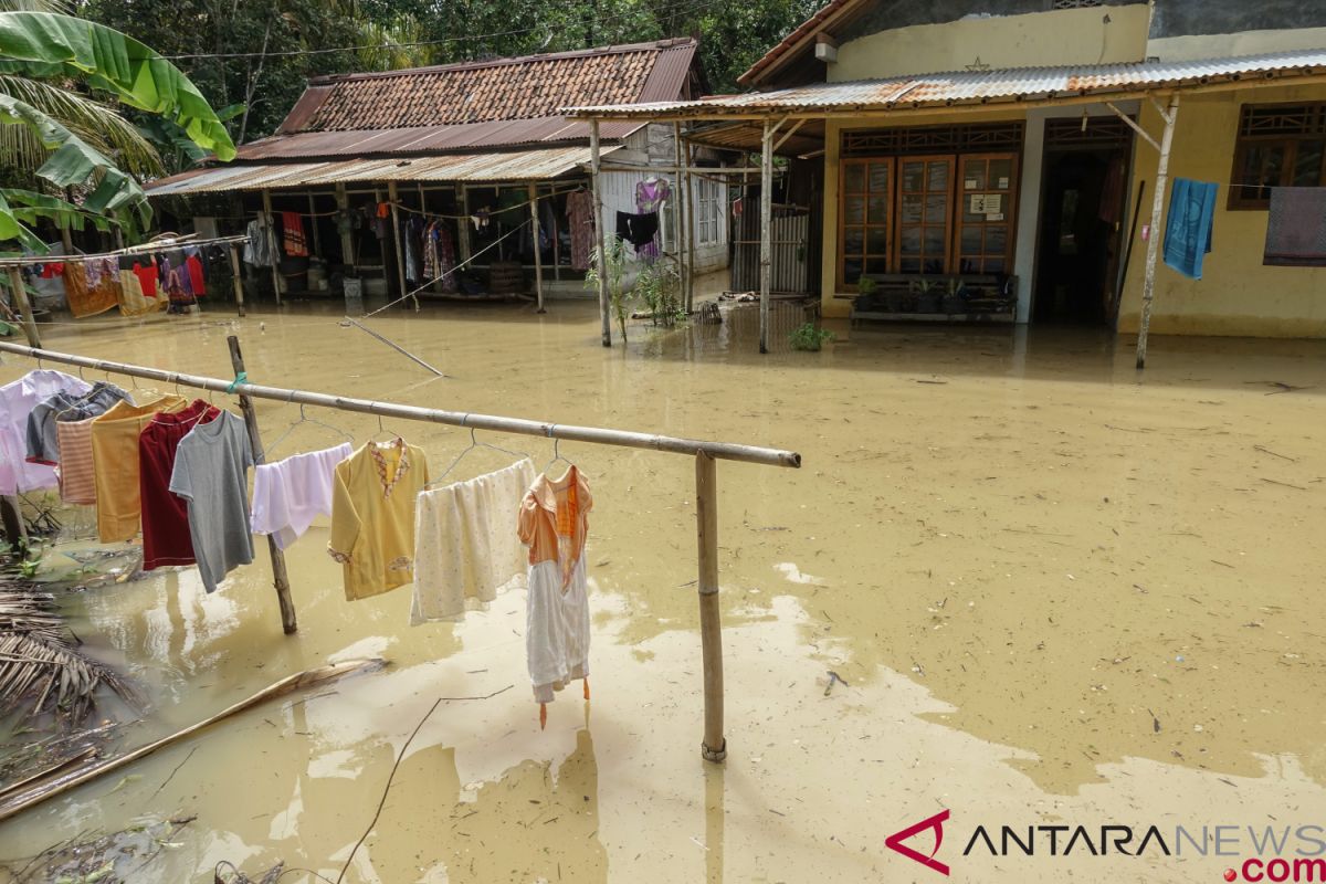 Saluran air tersumbat sampah dibersihkan BPBD Cilacap kurangi genangan banjir