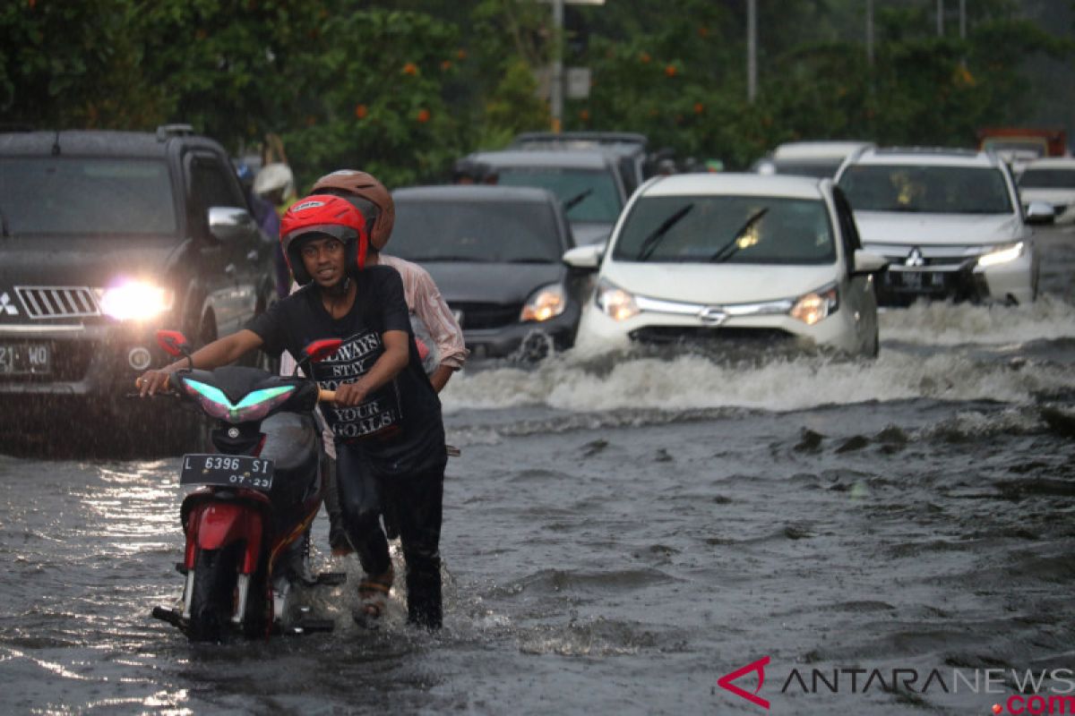 Kawasan perumahan elite di Surabaya Barat kebanjiran