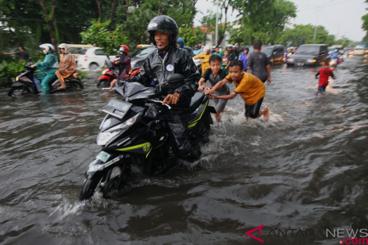 Kawasan Surabaya barat masih digenangi banjir