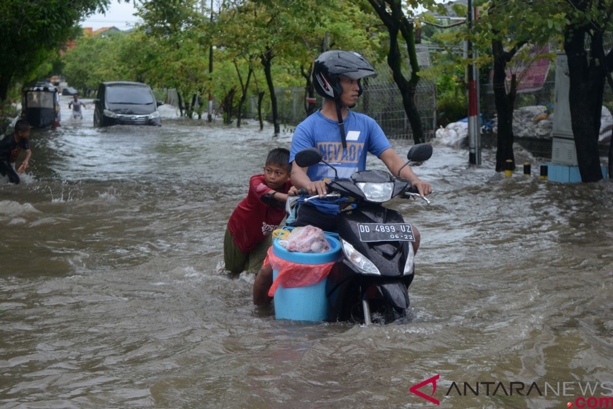 Heavy rain triggers flooding in Makassar