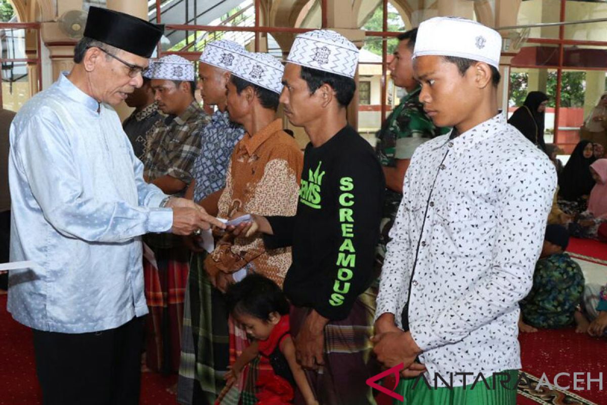 Baitul Mal Aceh santuni tujuh keluarga Muallaf baru di Aceh Barat