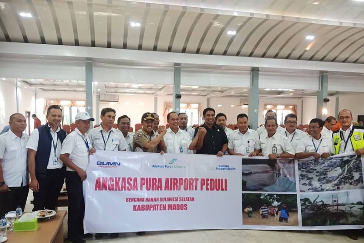 Angkasa Pura serahkan bantuan logistik banjir Maros