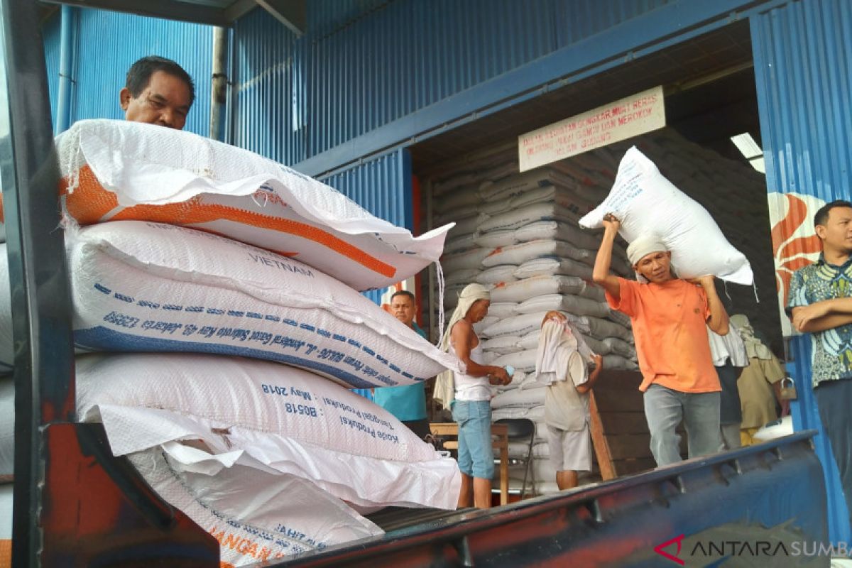 Bulog Sumbar siap salurkan 15 ton beras jaga stabilitasi harga (video)