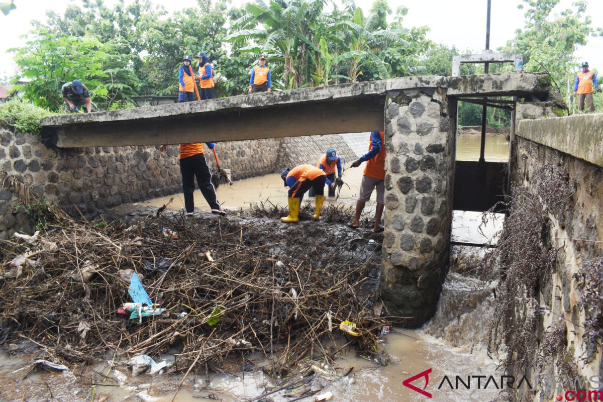 Bersihkan Sampah di Sungai