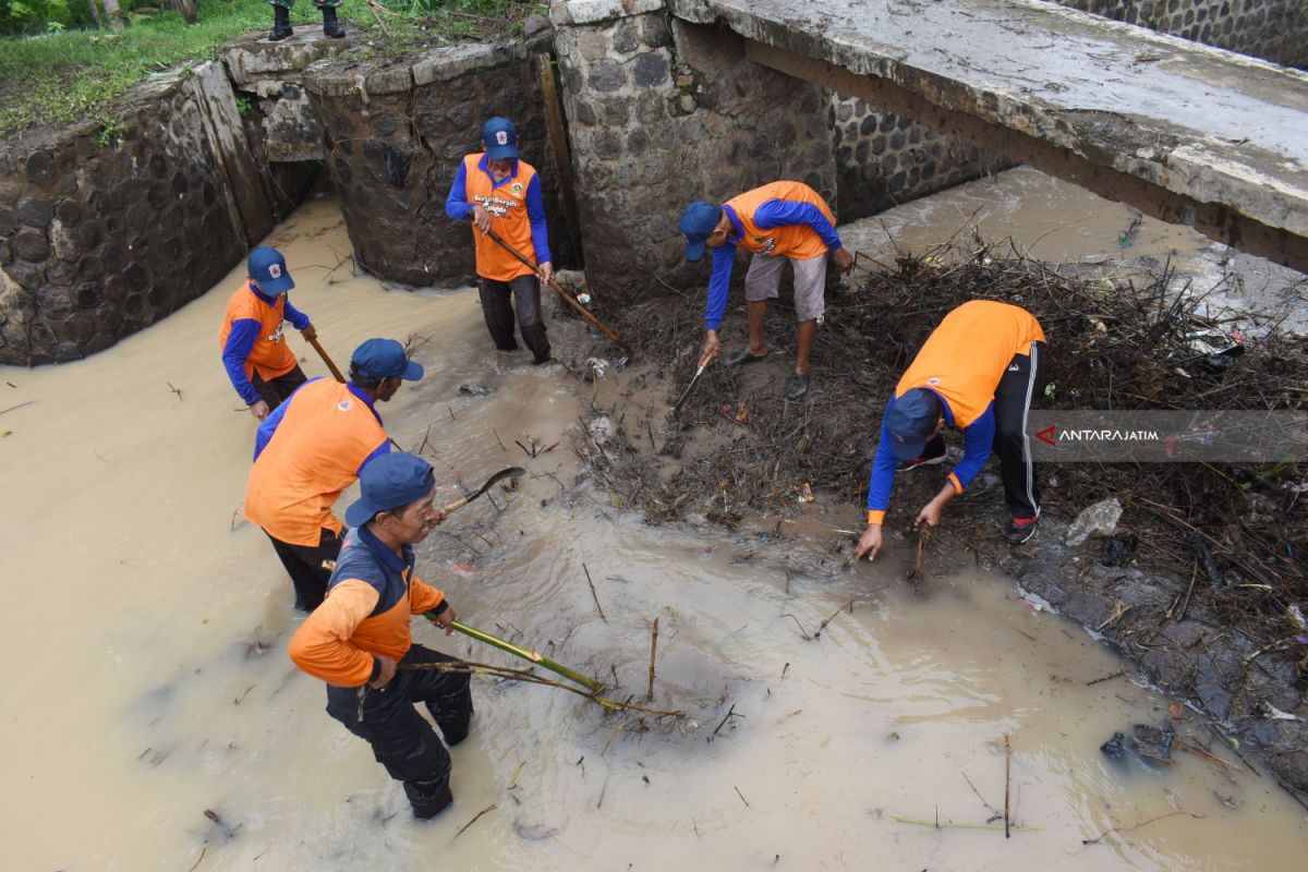 BPBD Kabupaten Madiun Bersihkan Sampah Saluran Air Antisipasi Banjir