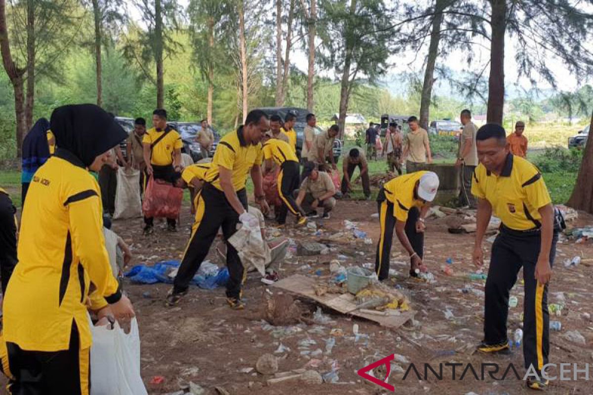 Anggota TNI-Polri bersihkan sampah di pantai wisata Aceh Jaya