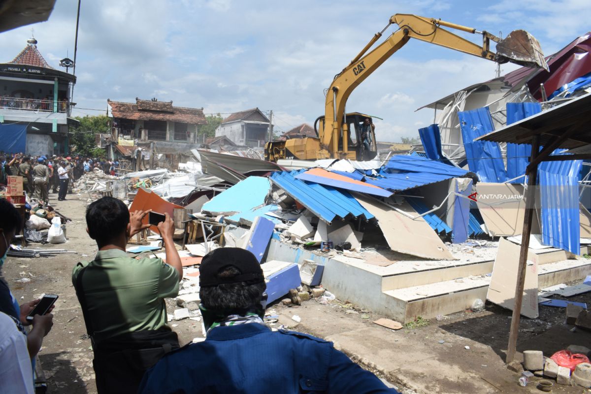 Pedagang Ponorogo Hadang Petugas saat Pembongkaran Pasar