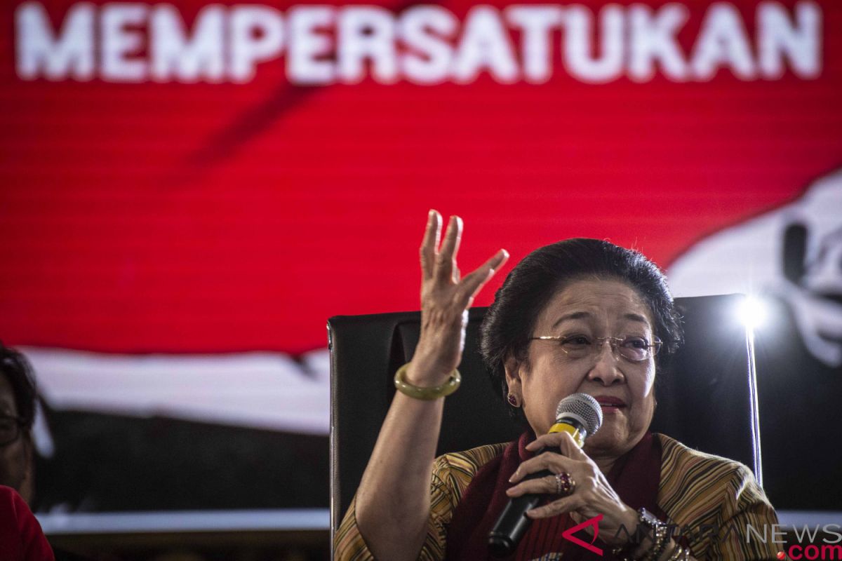 Megawati sheds tears when talking about her promise to Soerkarno