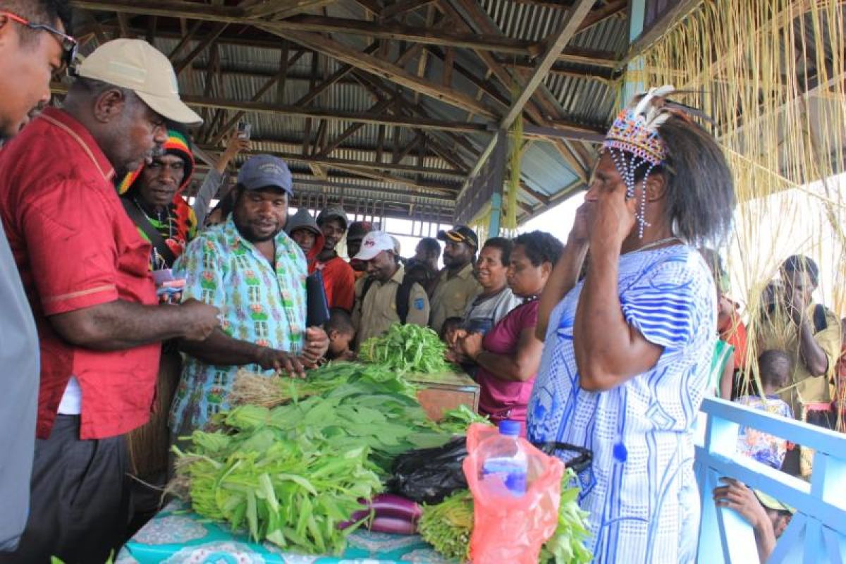 Bupati Asmat resmikan pasar mama-mama Papua di Kamur