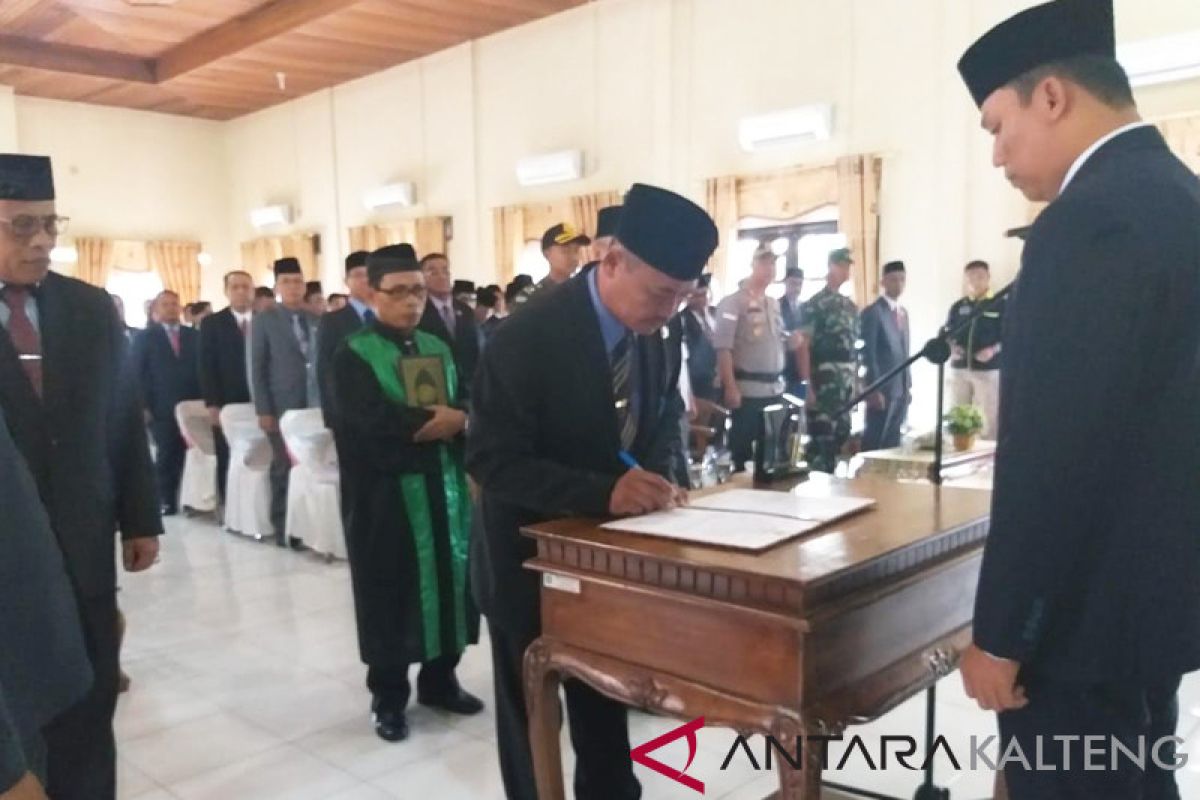 Bupati Hendra lantik Penjabat Sekda Lamandau