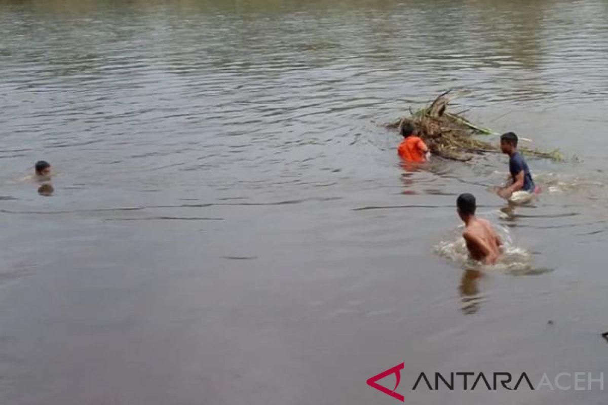 BPBD Singkil diminta mencari warga hanyut di sungai