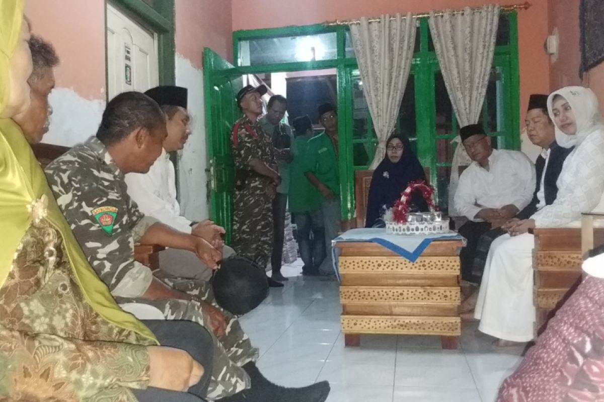Malam Tahun Baru, Wali Kota Mojokerto Kunjungi Keluarga Banser Riyanto