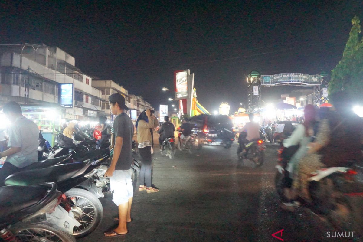 Pasar dadakan Alaman Bolak di Padangsidimpuan semrawut dan akibatkan kemacetan