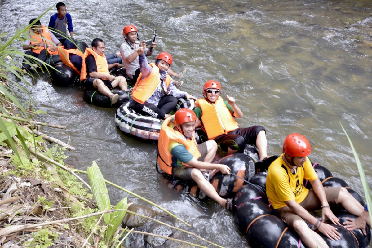 River cruising of Taratau Village style