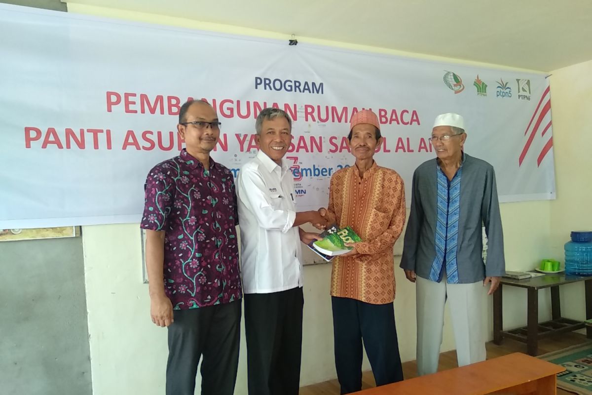 PTPN Holding rehab rumah baca dan bantu ratusan buku