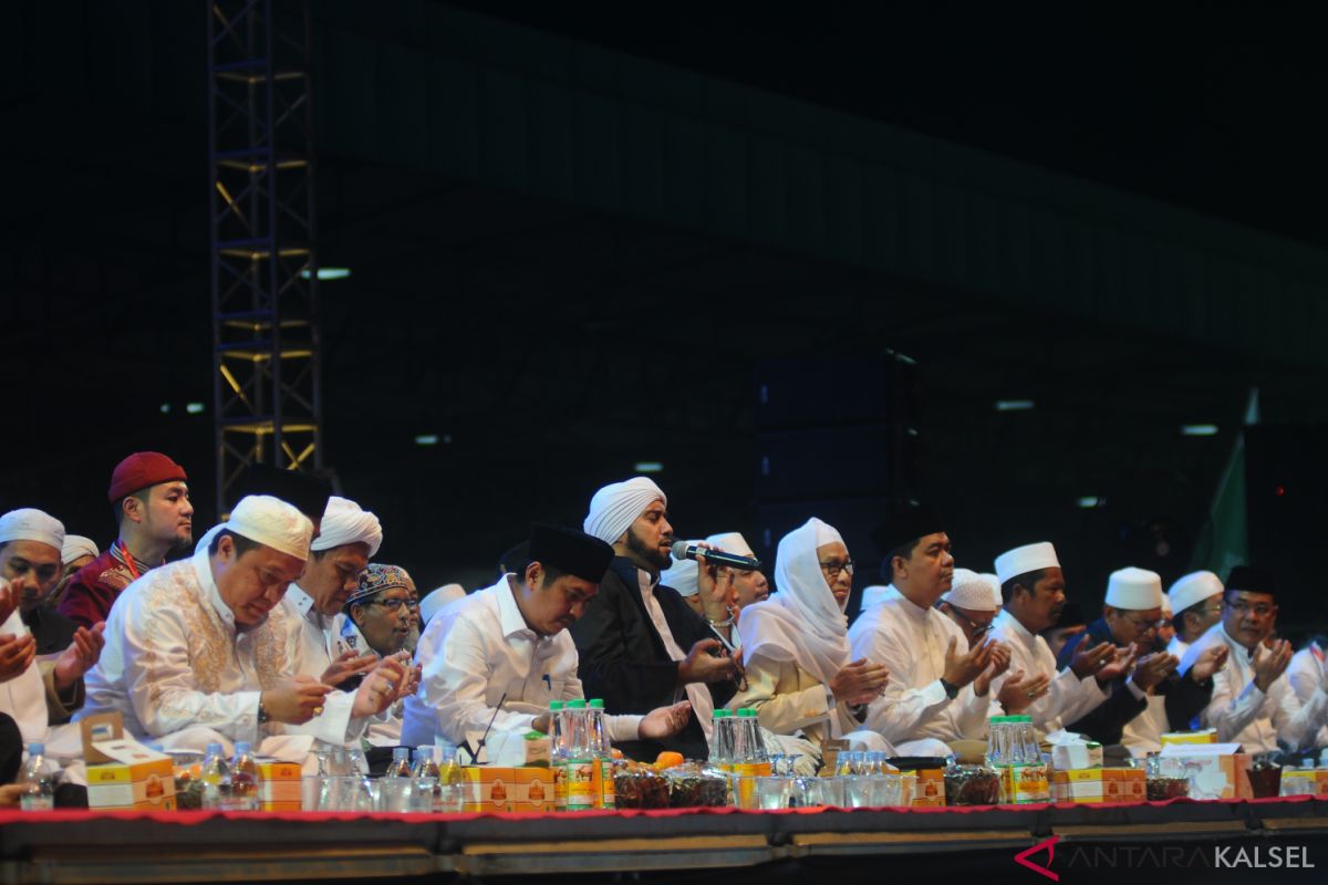 Puluhan ribu jamaah bersholawat mengharap syafaat Rasulullah