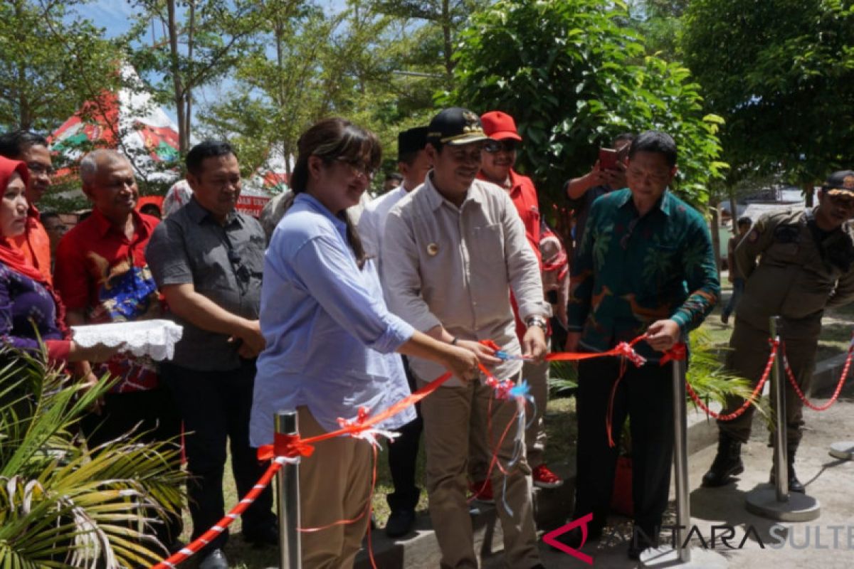 Serahkan bantuan kios, DSLNG dukung pengembangan UMKM di Luwuk
