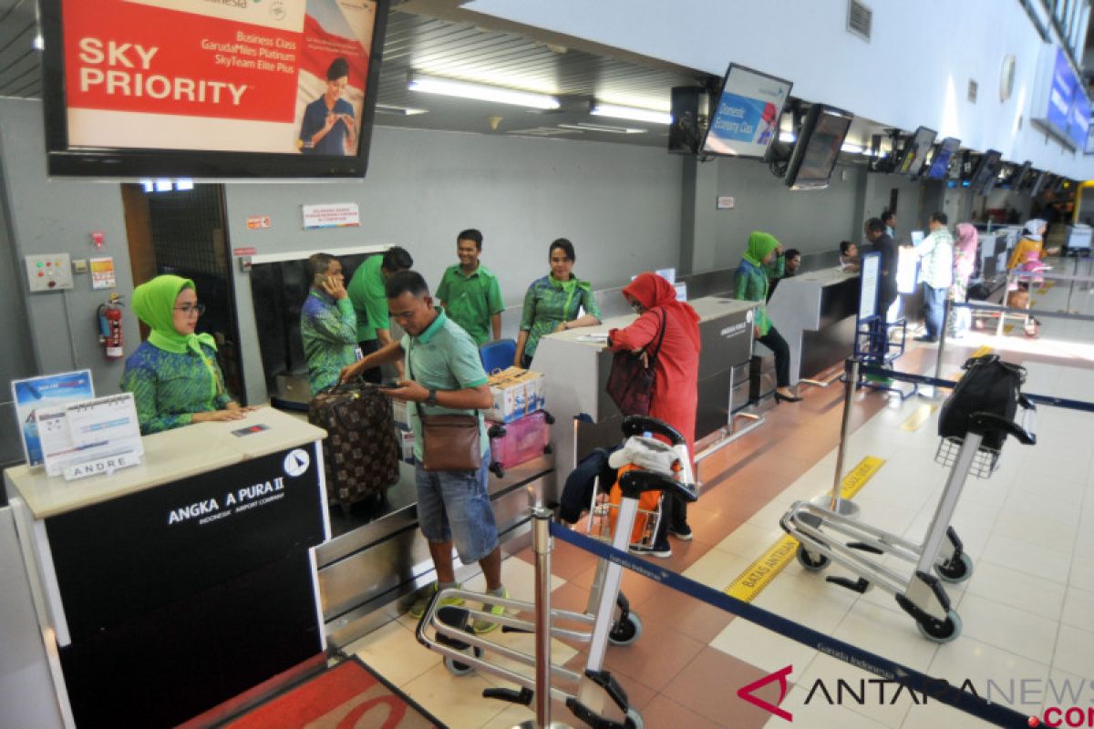 "Adu kuat" maskapai penerbangan dan penumpang