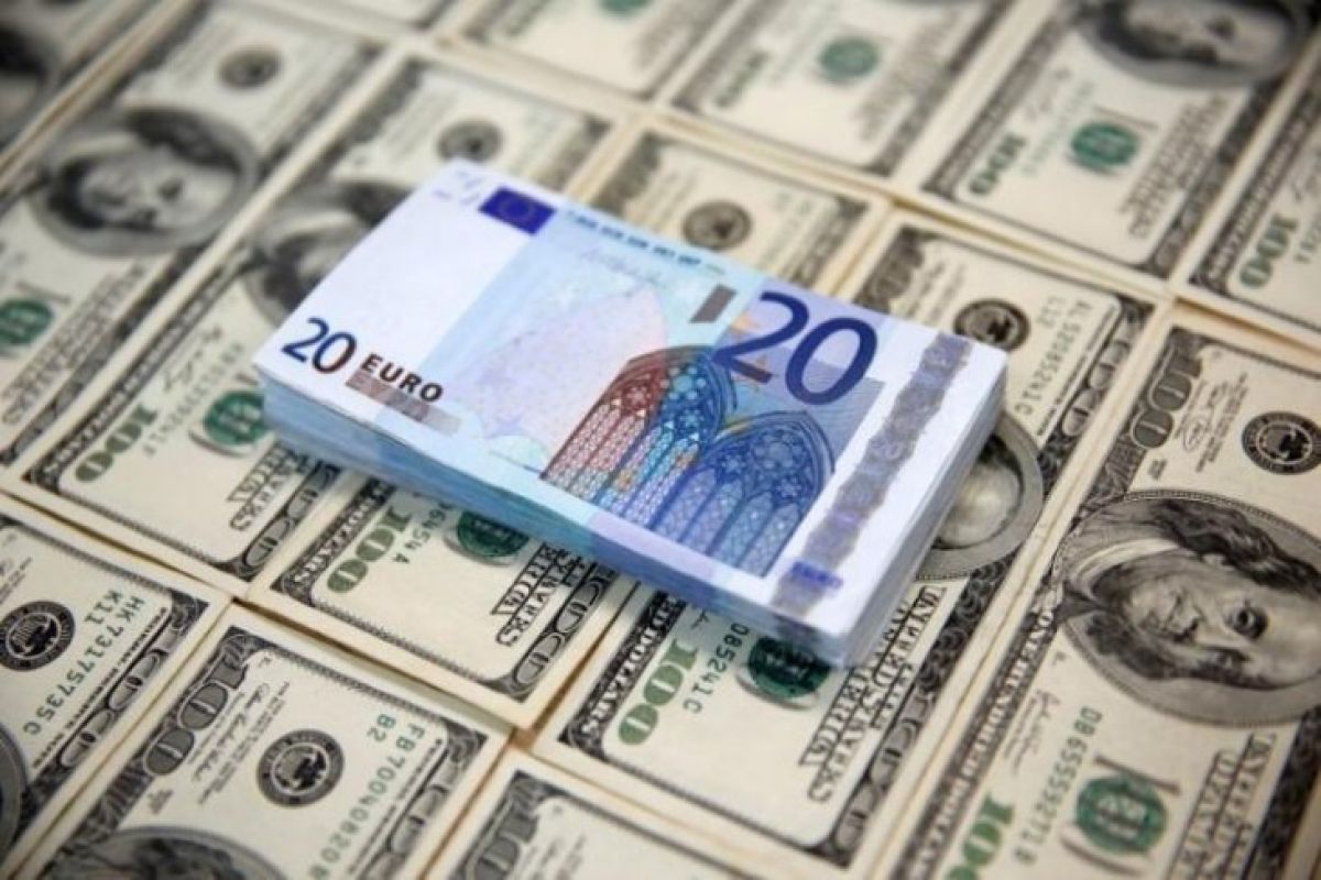 Dolar jatuh, euro catat kenaikan terbesar sejak Mei 2018