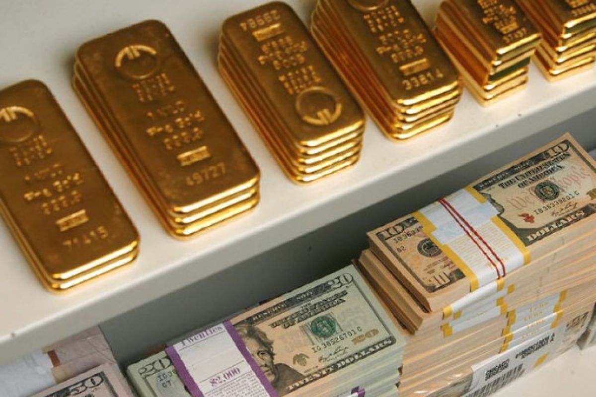Dolar AS menguat sementara harga emas kembali melemah
