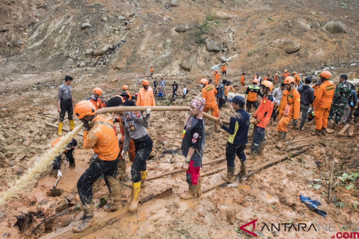 Pencarian korban longsor Sukabumi terkendala cuaca