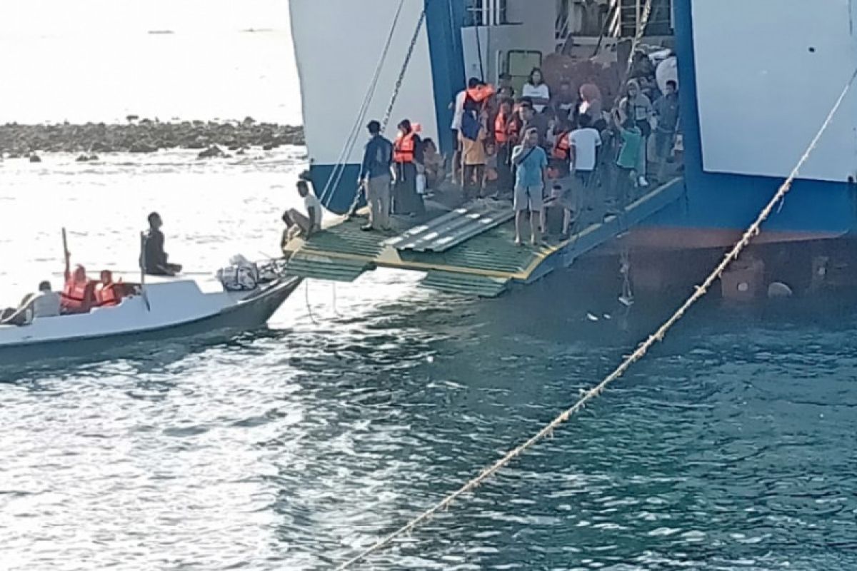 KMP Feri Sangke Palangga karam di Pulau Pasir, Nagekeo