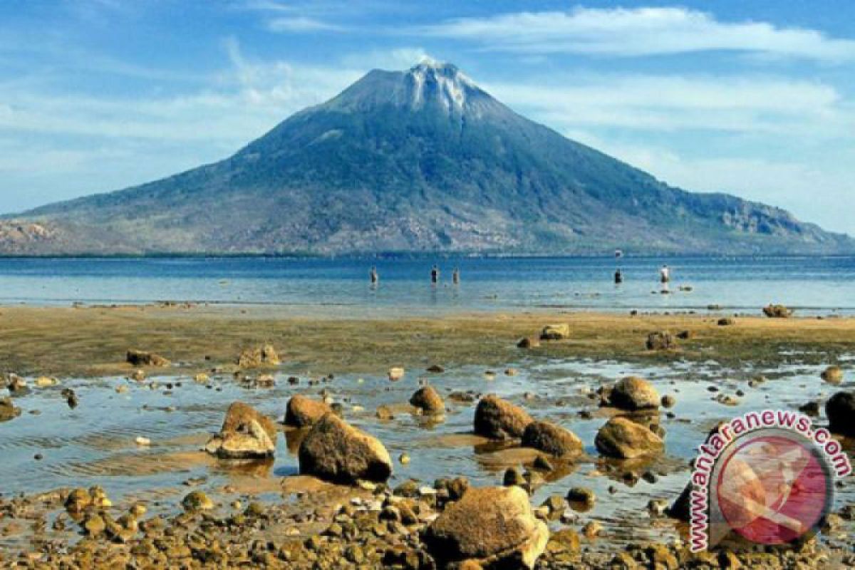 Gunung Lewotolok Lembata berstatus waspada