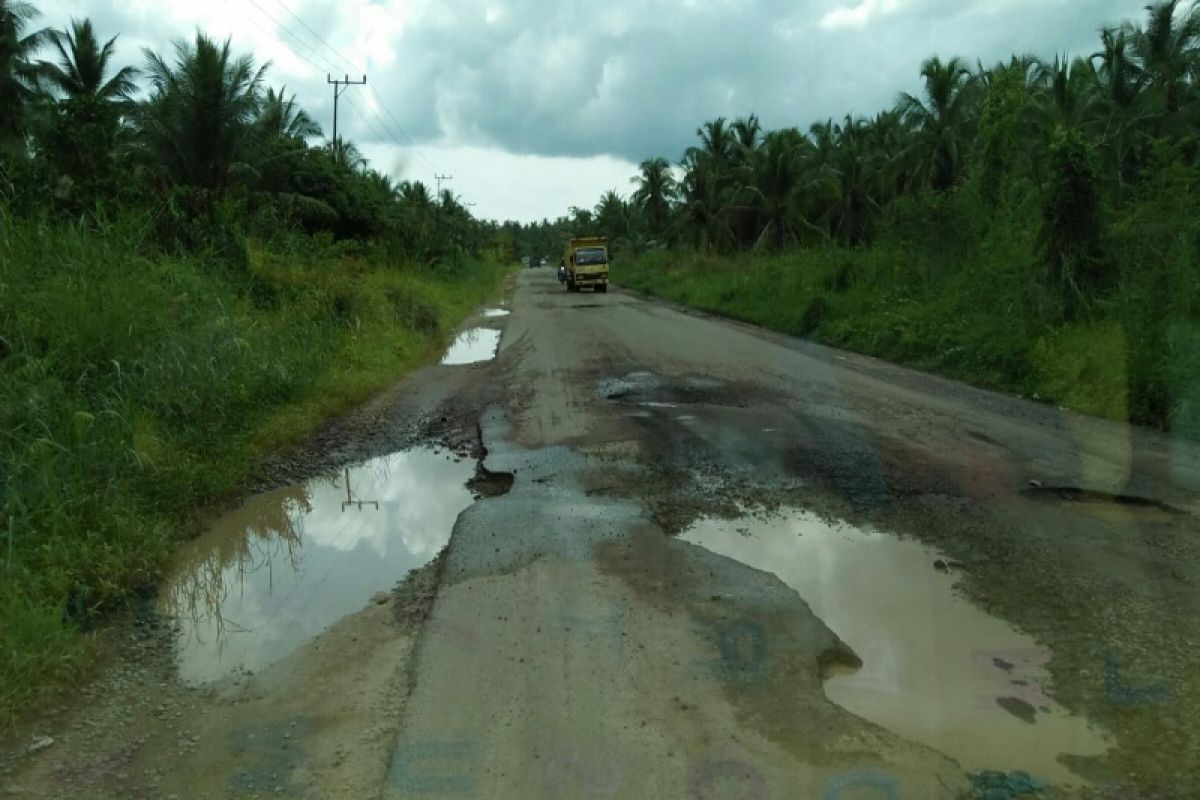 Masyarakat berharap ruas jalan Sampit-Ujung Pandaran diperbaiki