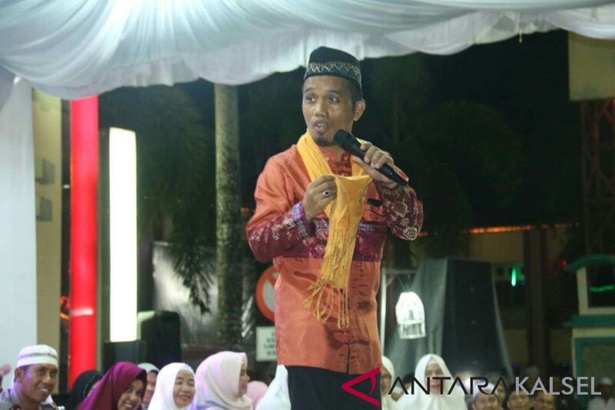 Ustadz Maulana closes the year in Amuntai.