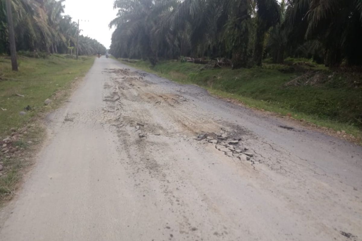 Baru dua bulan siap dikerjakan jalan di Langkat sudah rusak