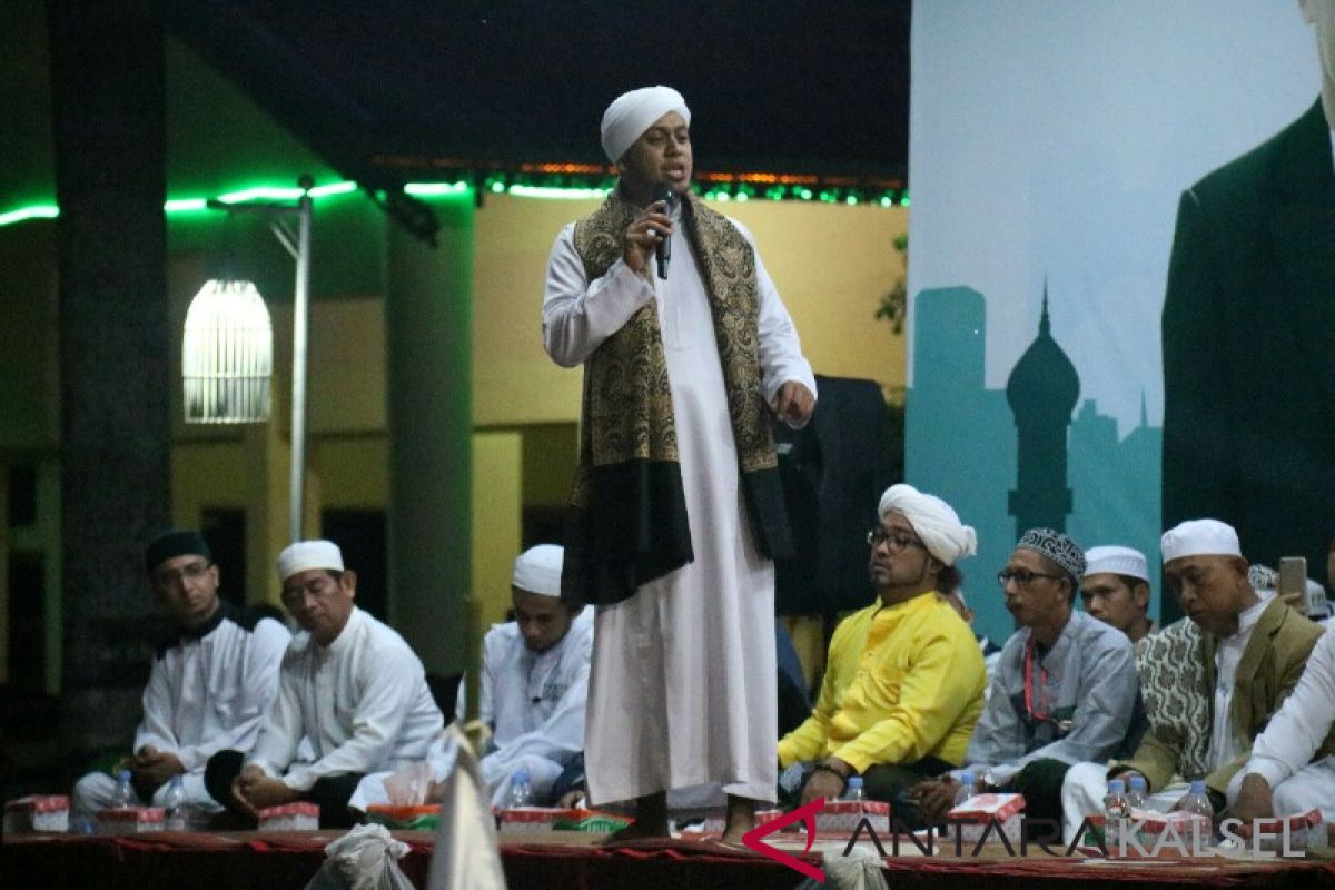 Amuntai residents flock to attend tabligh akbar in New Year's eve