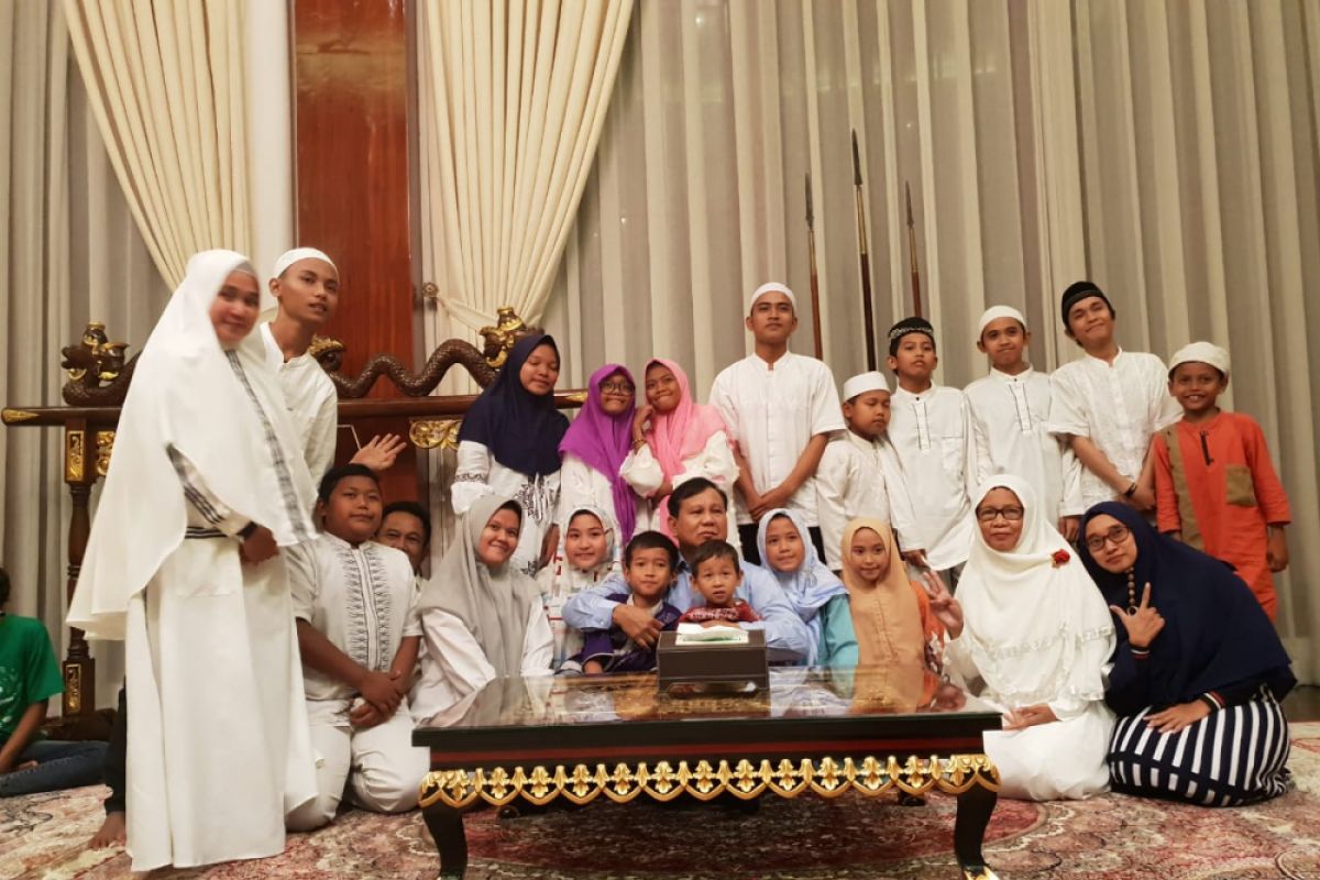 Prabowo spends New Year`s Eve with orphans, children with disabilities