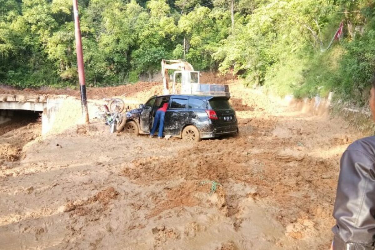 Pemerintah Pusat didesak tuntaskan penanganan longsor kawasan Parapat