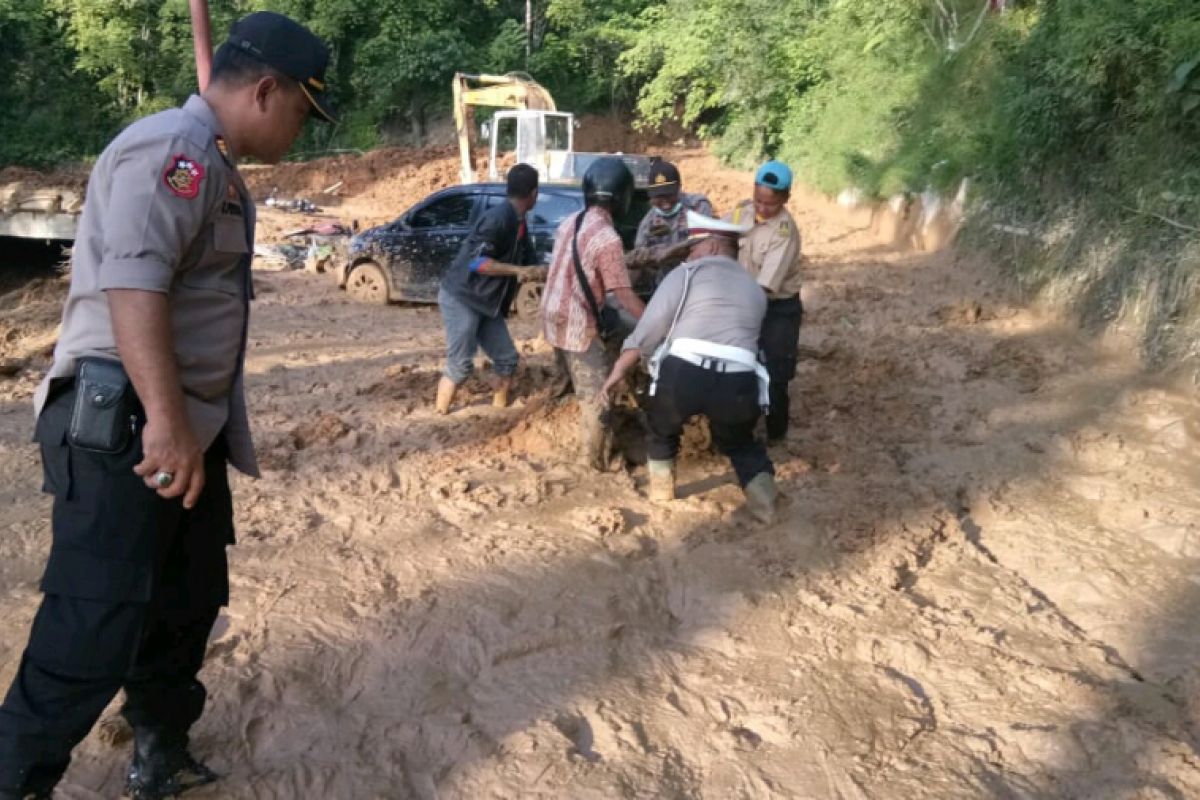 Longsor susulan di Parapat, tiga kendaraan tertimbun