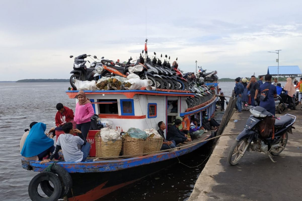 Penumpang angkutan sungai membludak di Teluk Batang