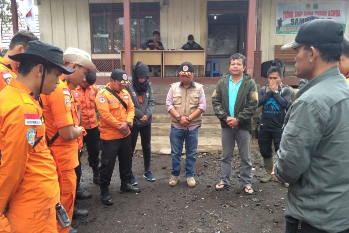 Foto kegiatan  evakuasi pendaki di Gunung Kerinci