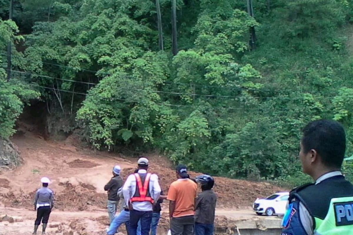 Lagi-lagi longsor, jalur Parapat kembali ditutup