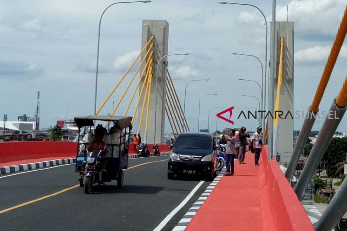 Uji coba Jembatan Musi IV, warga ramai-ramai berswafoto