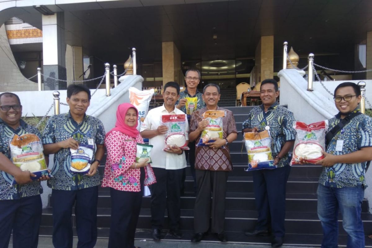 Bulog gelontorkan beras murah 150 ton/hari ke pasar Riau-Kepri