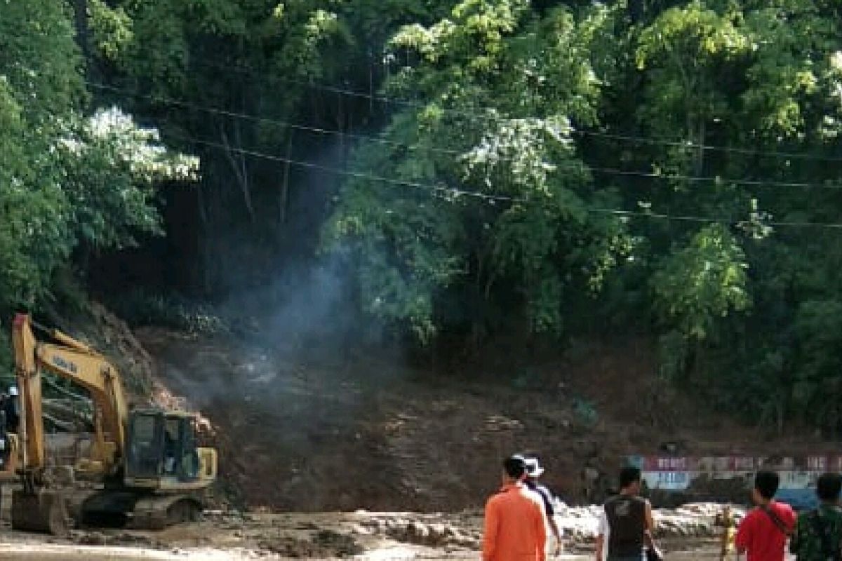 Lalu lintas di kota wisata Parapat terganggu material longsor