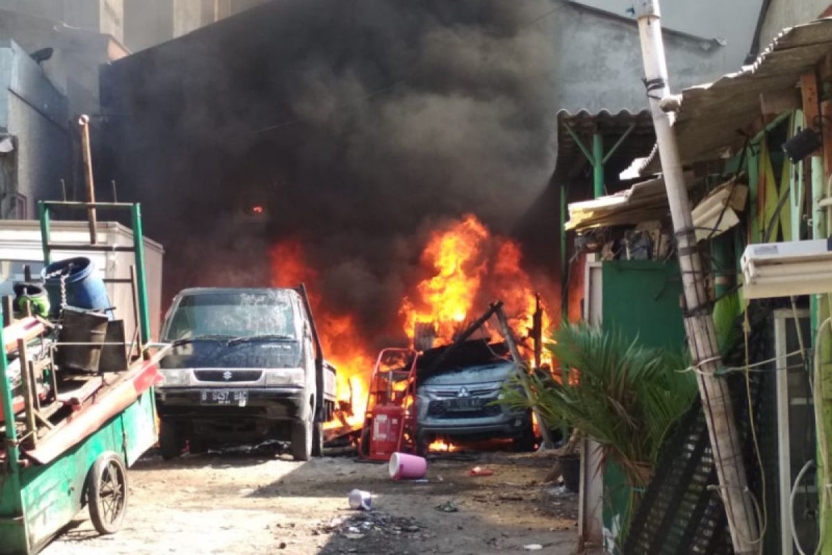 Rumah dan dua mobil di Jembatan Lima terbakar