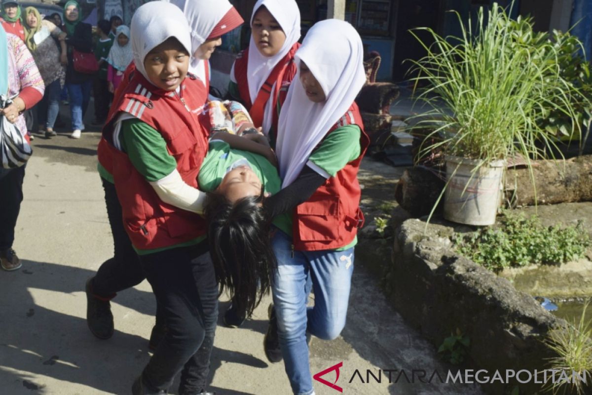 Warga Bogor dilatih simulasi evakuasi mandiri banjir