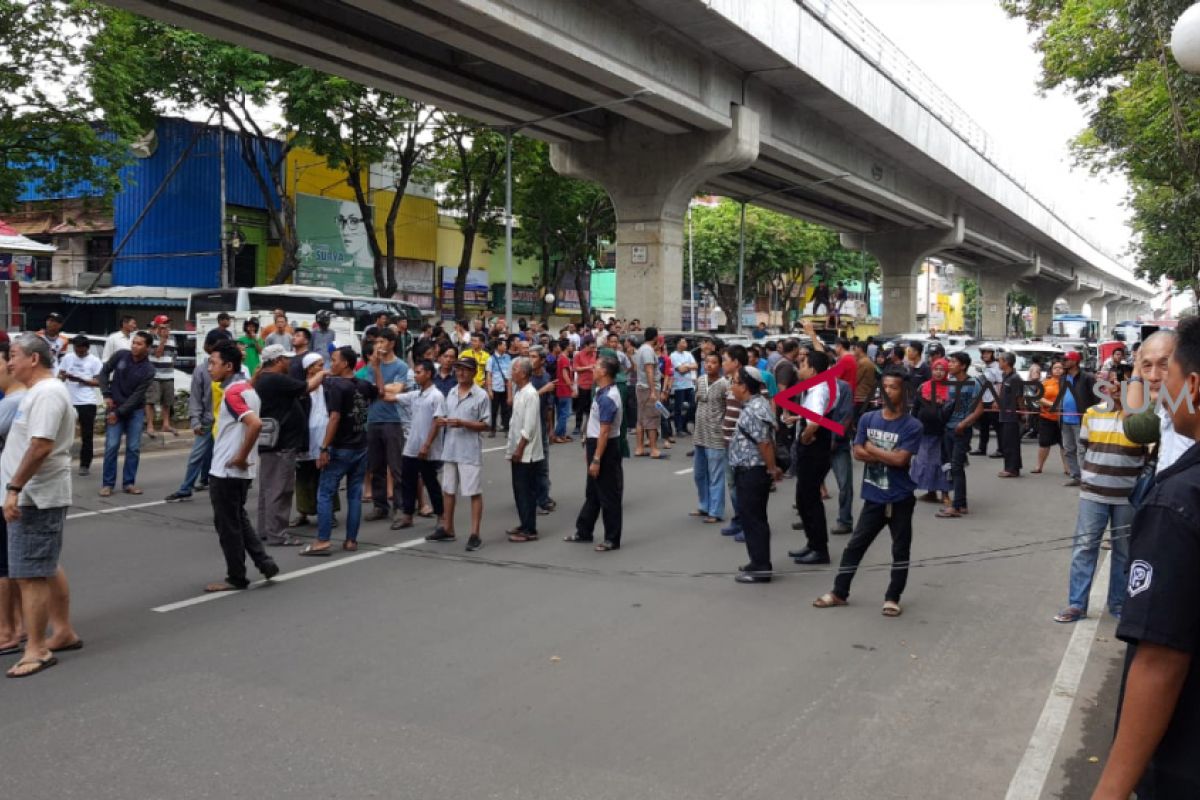 Pemilik ruko memblokir jalan Sudirman akibat larangan parkir