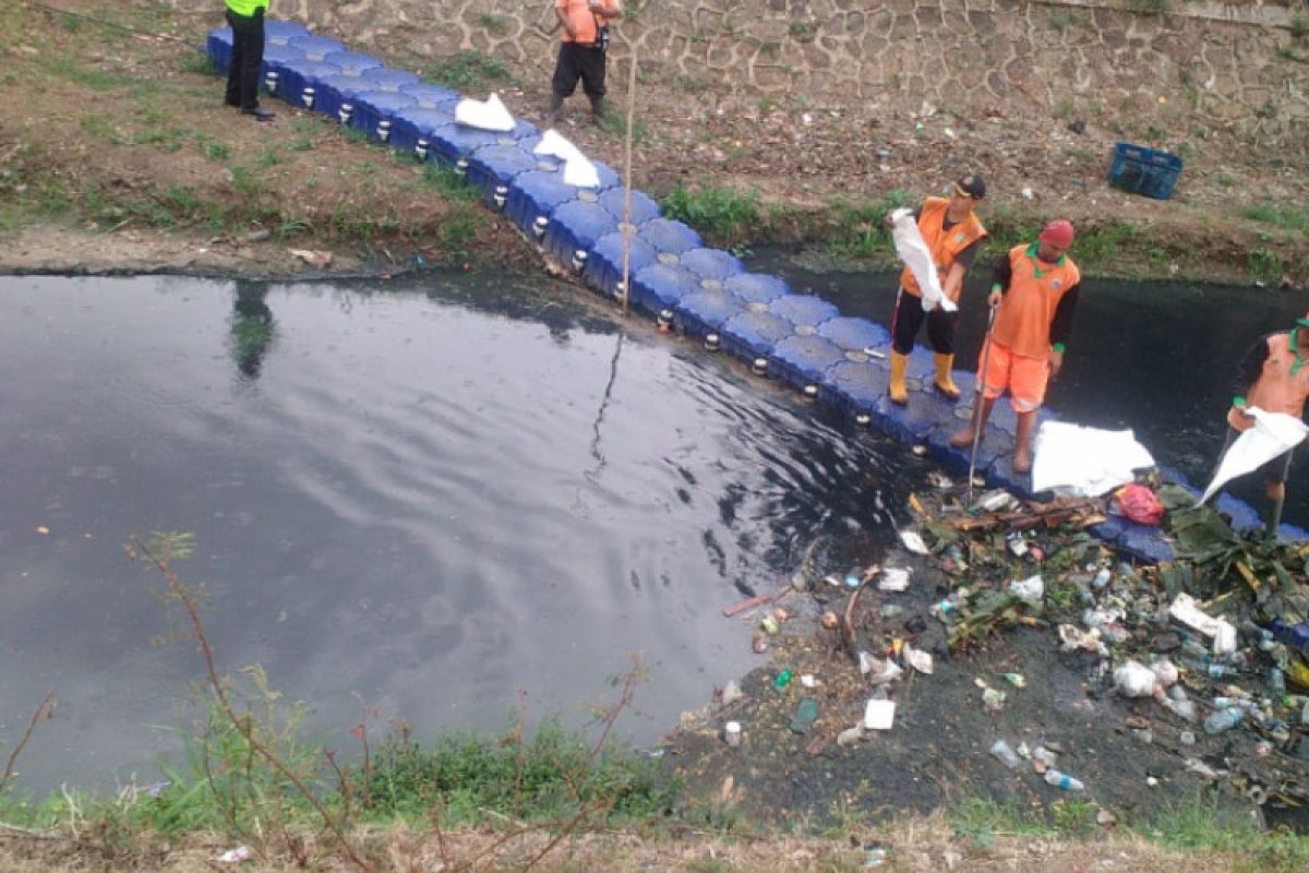 Polisi selidiki pembuang mayat bayi di Kali Kosambi