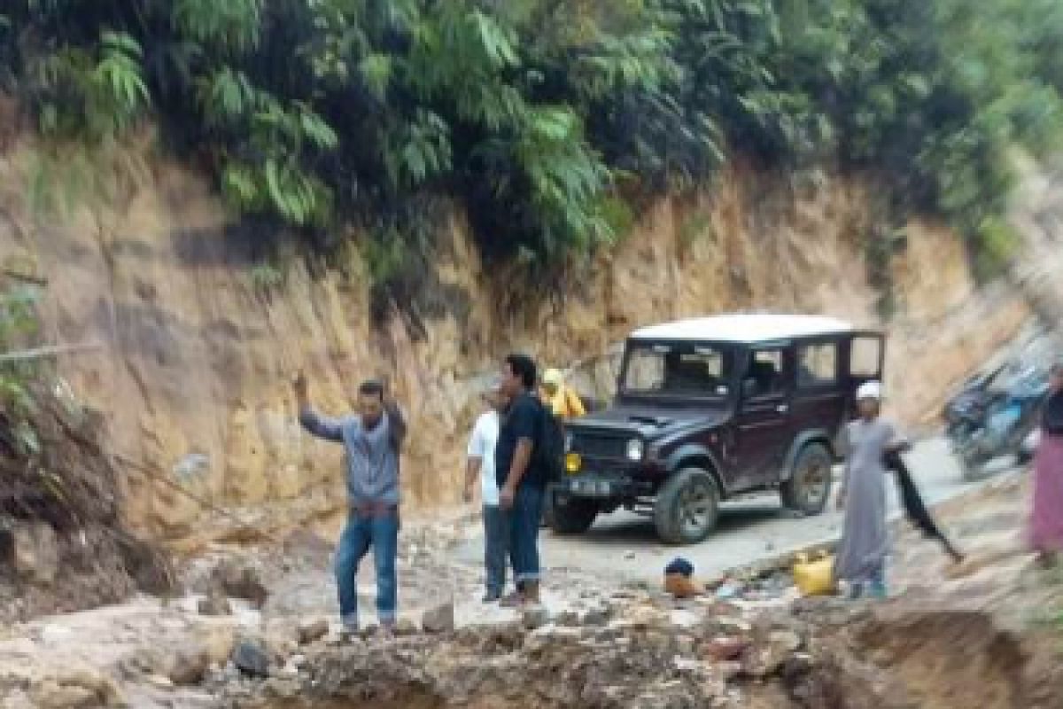 Ruas jalan ke Desa Barnang Kolling  Tapsel nyaris putus total